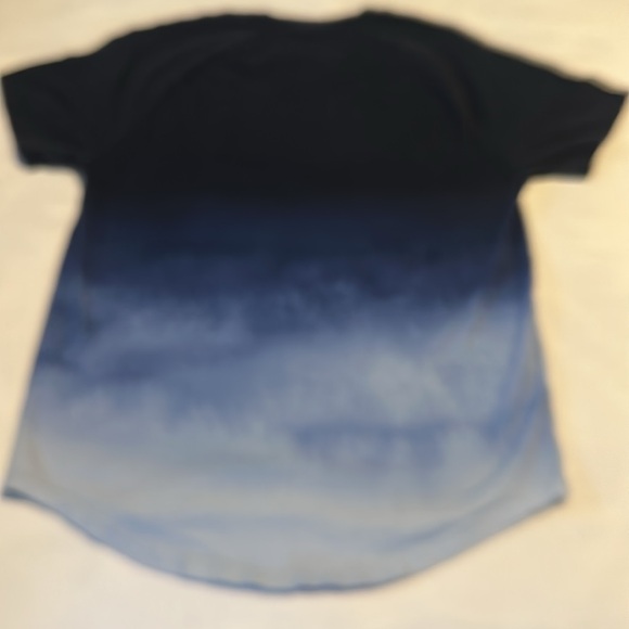Hollister Men's Navy and Light Blue Ombre Tee - Picture 5 of 5
